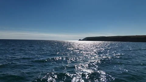 Sunlight Over Celtic Sea at Bunmahon Beach 4K Stockbeeldmateriaal 333414414