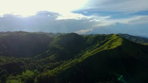 Sunlight Over Rolling Green Mountains in the Philippines Stockbeeldmateriaal 341357581