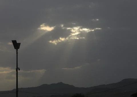 Sunlight passes through dark clouds over Sana'a, Sanaa, Yemen - 05 Sep 2026 Fotos Stock