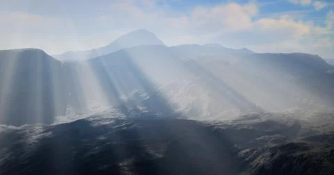 Sunlight pierces clouds over mountains, creating a serene scene Illustrazione stock