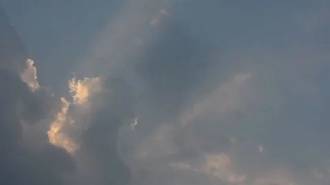 Sunlight Piercing Thick Clouds in the Late Afternoon Vidéo 343519388