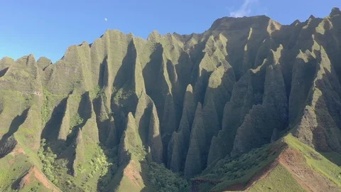 Sunlight raking the fluted cliffs of the Na Pali Coast Vídeo Stock 96046493