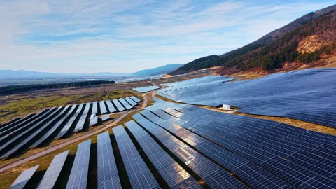 Sunlight reflecting off solar panels in large power station array Stock Footage 330070316