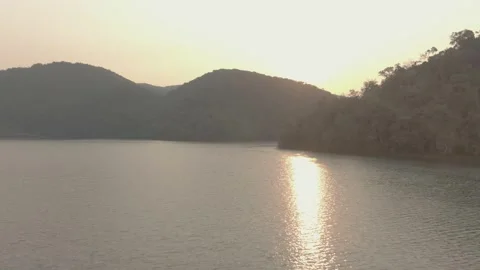 Sunlight reflecting off water 库存影片 341004327