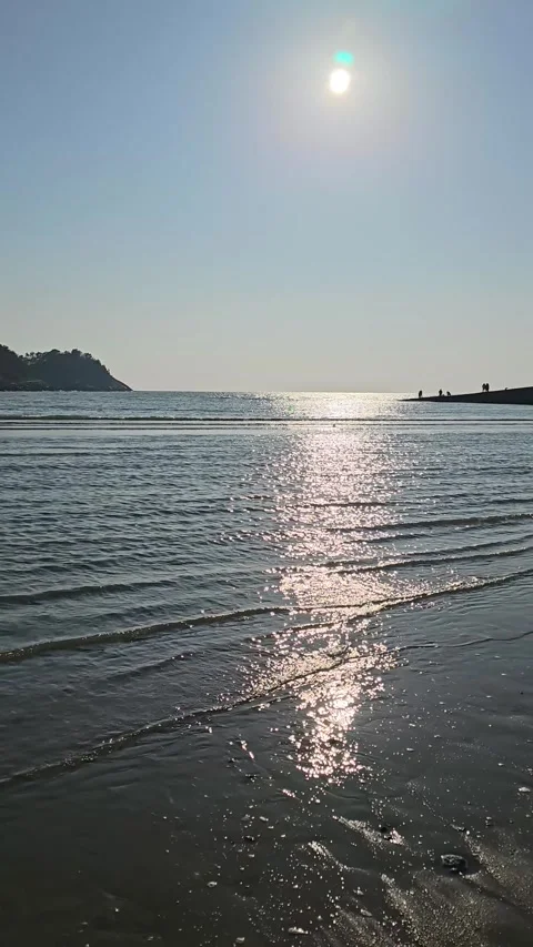 Sunlight Reflection on Calm Ocean Surface with Gentle Waves, 4K Vídeos de archivo 330166455