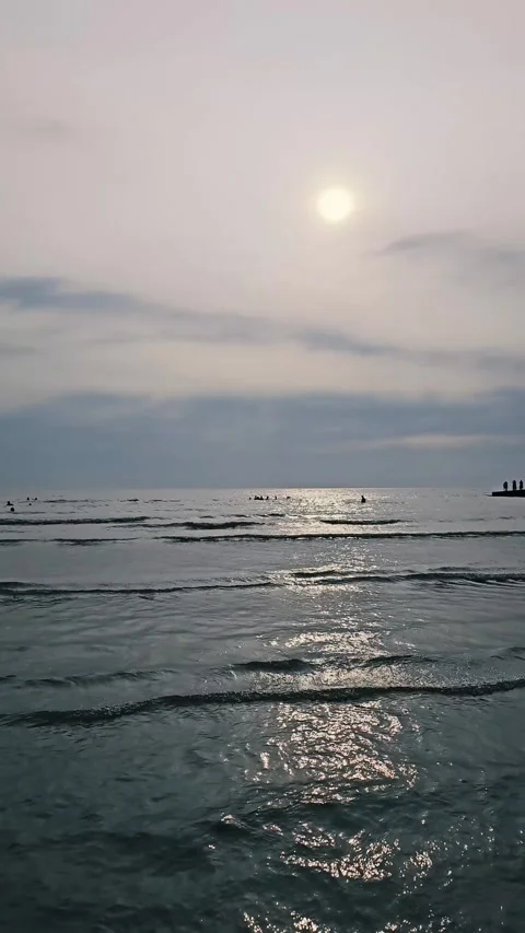 Sunlight Reflection on Calm Ocean Waves at Sunset, Vertical 4K Vídeos de archivo 330166356