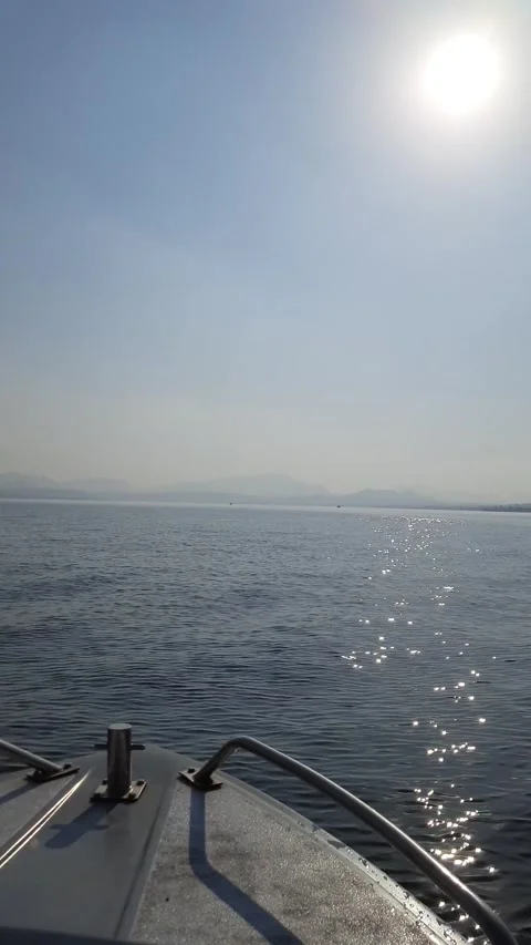 Sunlight Reflection on Lake Water from Moving Boat in India 動画素材 331790644