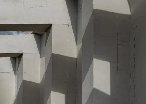 Sunlight shines through of Cement columns of Minimalist architecture modernis Foto stock