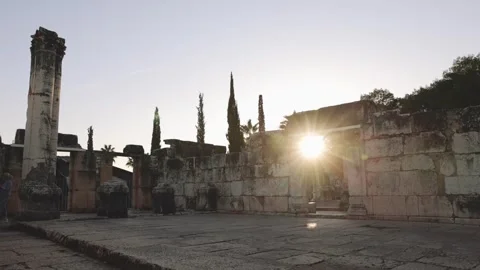 Sunlight shining through ancient ruins in the Middle East civilization dig Vídeos de archivo 347755289
