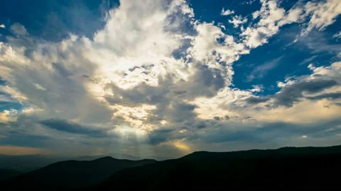 Sunlight shining through the clouds. Time lapse. Video stock 145742848