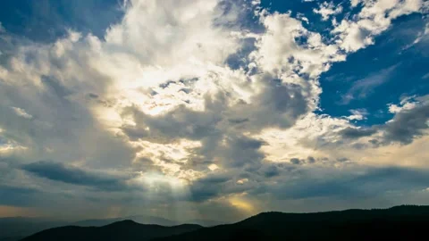 Sunlight shining through the clouds. Time lapse. Zoom in 스톡 동영상 145742883
