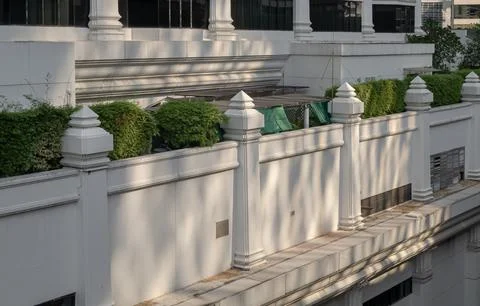 The sunlight shining through External white wall decorations of Hotel. Foto stock