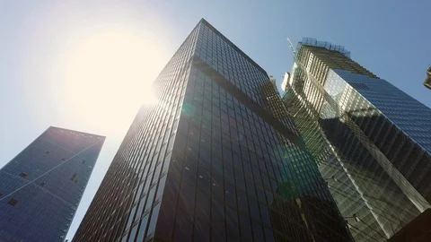 Sunlight shining through the Gherkin and City of London skyscrapers Vídeo Stock 93514975