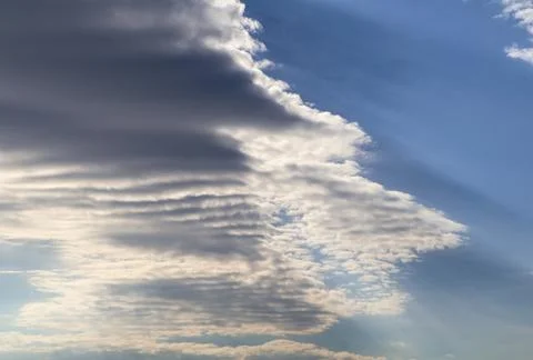 Sunlight streams through the waves dark clouds in the sky. Foto stock