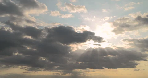 Sunlights and sun rays breaking through clumping clouds. Timelapse. Vídeos de archivo 252944984