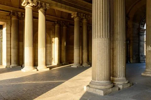 Sunlit classical colonnade with stone pillars Foto stock