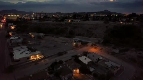 Sunlit clouds over El Paso's West side residential during dusk Vídeo Stock 202002322