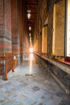 Sunlit corridor inside the main hall of Wat Pho in Bangkok, with ornate pat.. Stock-Fotos