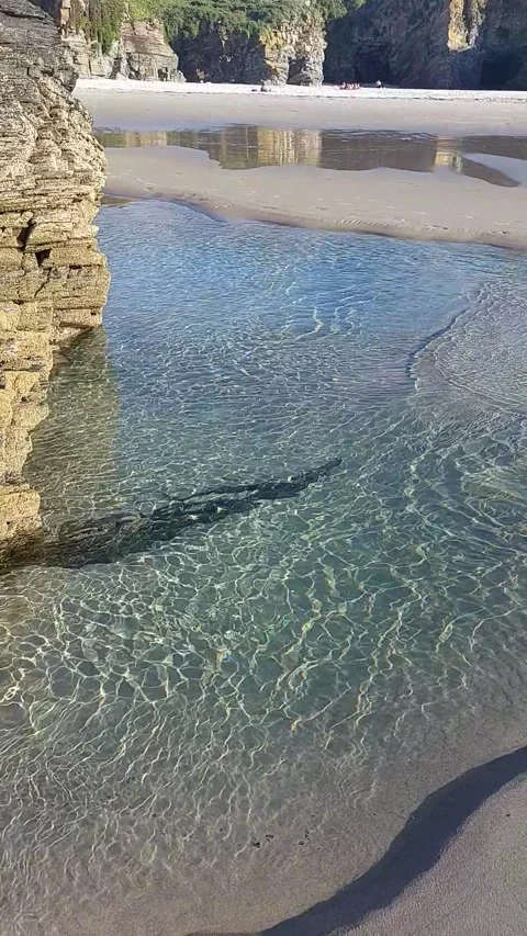 Sunlit crystal clear water background with sandy ripples on a spanish beach 스톡 동영상 337372893