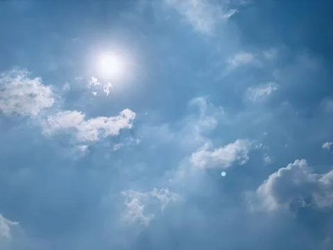 Sunlit Cumulus Clouds Beneath a Brilliant Blue Sky in Jakarta Stock-Fotos