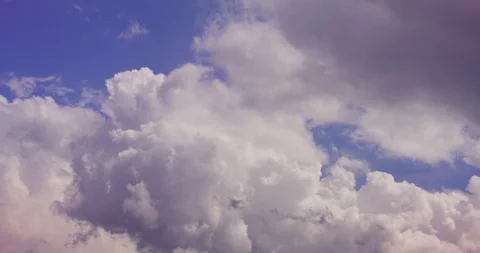 Sunlit Cumulus Clouds in a Clear Blue Sky Vídeo Stock 336393160