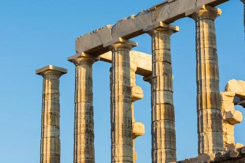 Sunlit Doric columns of the Temple of Poseidon in Cape Sounion, Greece. Foto stock