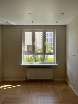 Sunlit Empty Room with a View 库存照片