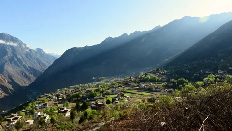 Sunlit Fields and Mountain Shadows above Zhonglu, Danba Timelapse Stockbeeldmateriaal 348718462