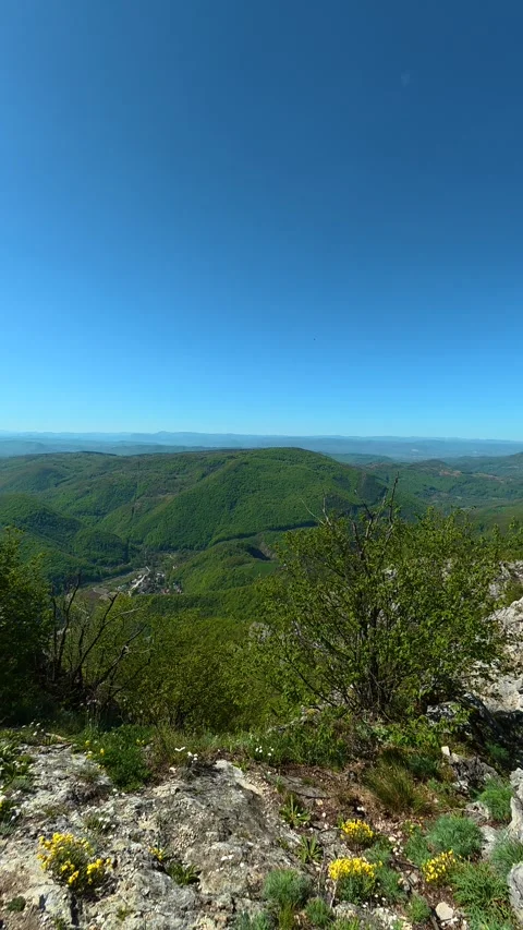 Sunlit hills roll under a clear. Ovcar Kablar Gorge, Serbia. Vertical Vidéo 334223272