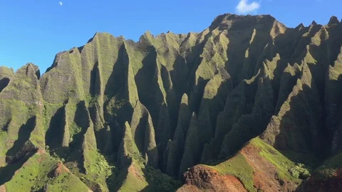 Sunlit knife edge ridges on the Na Pali Coast, Hawaii Видео 96046352