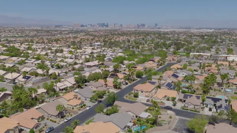 Sunlit Las Vegas Suburb with Rooftop Solar Panels and Distant Skyline Stock-Footage 333226653