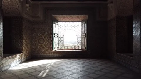 Sunlit Moroccan Interior Window with Zellige Tiles and Shadow Light 库存影片 334357218