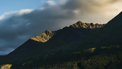 Sunlit mountain peaks 8K time lapse Stock-Footage 112294312