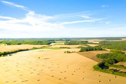 Sunlit patchwork of fields and woodland in Nivernais Foto stock
