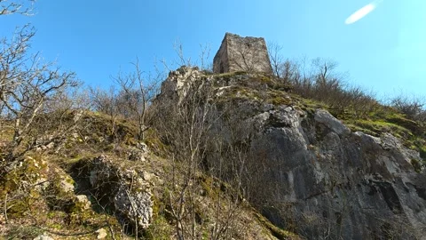 Sunlit rocky slope with sparse greenery and bare branches. Mount Ozren Vidéo 330958311