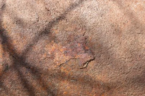 Sunlit rust patch. Metal surface exhibiting sunlit rust with contrasting text Stockfoto's