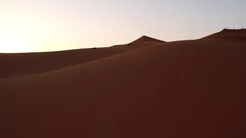 Sunlit sand dunes at sunset in Erg Chebbi near Merzouga, Morocco Vídeo Stock 337904170