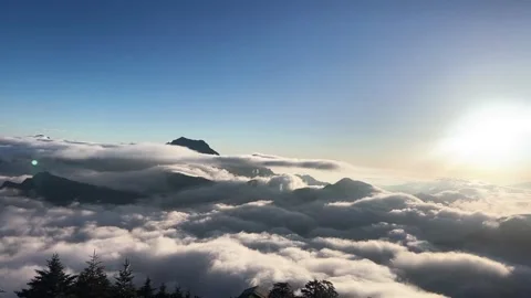 Sunlit Sea of Clouds Moving Below Mountain Range China Vídeo Stock 334705927