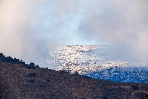 Sunlit Snow on Distant Mountainside Foto stock