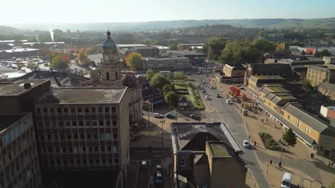 Sunlit town square with historic buildings and winding streets Vidéo 343689979