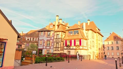 Sunlit view of quiet Lauch river canal and historic facades Colmar, 4K Vidéo 340845924