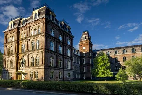 Sunlit view of Vassar College featuring historic red-brick architectur Stockfoto's