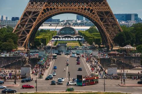 Sunny close up view of Eiffel Tower in Paris Foto stock