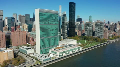 Sunny day flying counter clockwise around UN headquarters in NYC Stock Footage 164434282
