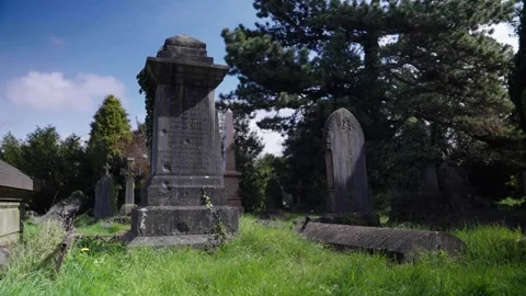 Sunny Graveyard in Bristol 库存影片 272159469