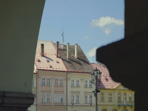 Sunny medieval Renaissance square. View from arcade to old houses. Vidéo 75164304