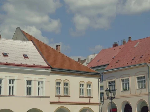 Sunny medieval Renaissance square. View from arcade to old houses. Vidéo 75413647