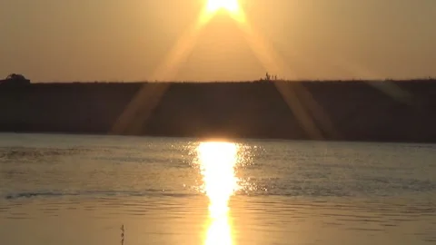 The sunny path on the surface of the river, sunset Видео 93418768