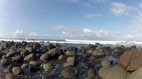 Sunny rocky beach 스톡 동영상 36044637