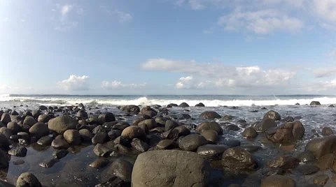 Sunny rocky beach 스톡 동영상 36045376